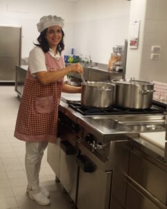 La cuoca Carmela al lavoro